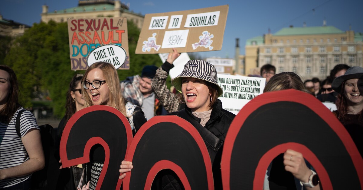 OBRAZEM: „Věřme obětem.“ Prahou prošel pochod za 12 000 znásilněných ročně