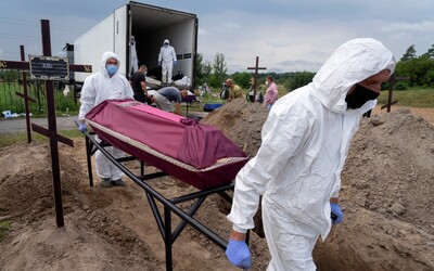 Z otvorenej priekopy ju teraz môžeme dať na cintorín. Ukrajinci exhumujú narýchlo pochované telá, chcú im dopriať dôstojné miesto.