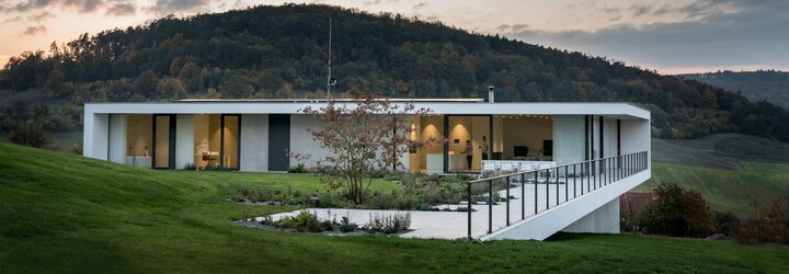 Maximální pohodlí s jedinečnými výhledy a bezprostředním kontaktem s přírodou. Bydlení nedaleko Brna si tě získá