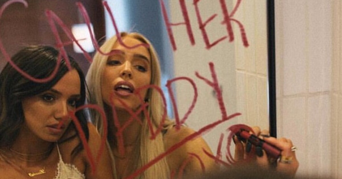 Byly u ní Hailey Bieber i Kamala Harris. Jak se z podcastu o sexu Call Her Daddy stal jeden z nejposlouchanějších na světě?