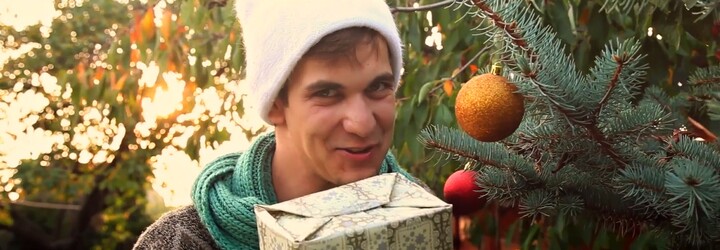 Skupina S Hudbou Vesmírnou sa už chystá na Vianoce, čo ukazuje v novom videoklipe