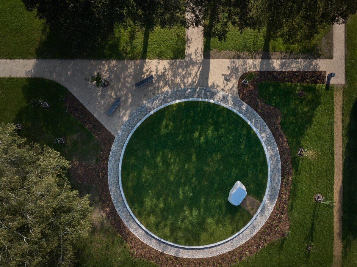 Mjölk architekti rozšířili starý hřbitov nad Vratislavicemi o několik prvků tak, aby umožňoval moderní způsoby posledního rozloučení jako je rozptyl nebo vsyp.