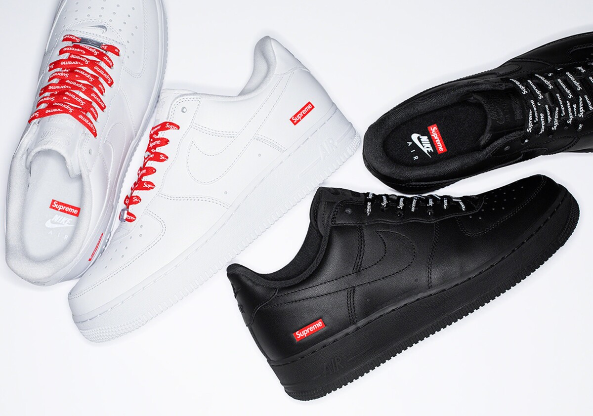 Minimalistický pár tenisiek Nike Air Force 1 Low zdobí malé box logo Supreme.