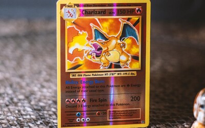 Kartička s Pokémonem Charizardem se vydražila za 300 tisíc.