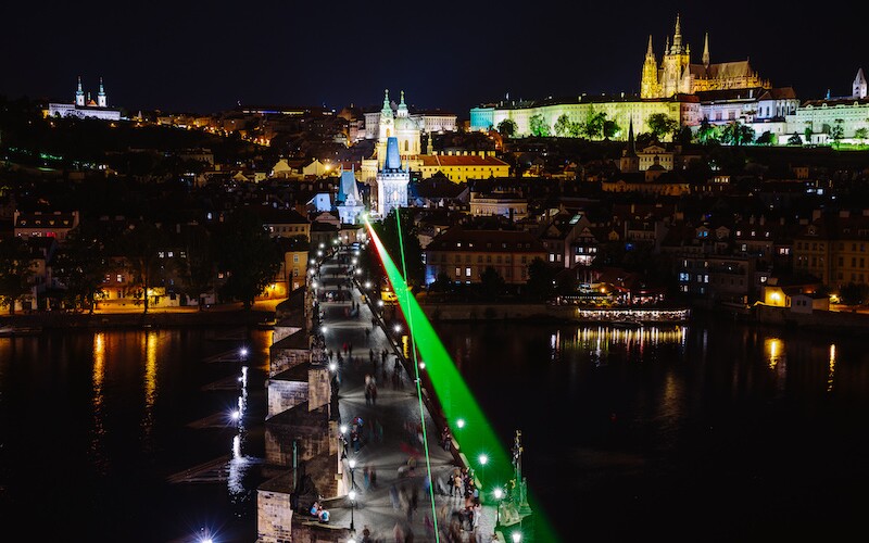 FOTO: Oba konce Karlova mostu protne laserový paprsek. Signal Festival chce speciální instalací poděkovat vědcům.