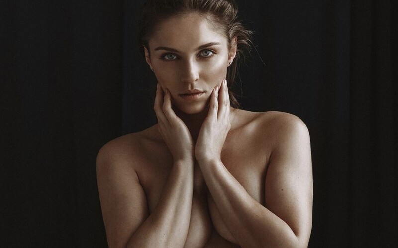 Podľa mňa to hraničí s online prostitúciou. Známe Slovenky sme sa opýtali, prečo neprofitujú zo svojich fotiek cez OnlyFans. „Pokiaľ vznikajú fotky nahého ženského tela priamo s úmyslom na nich zarobiť, tak je to stále predávanie seba samej,“ povedala nám Barbora Bakošová.