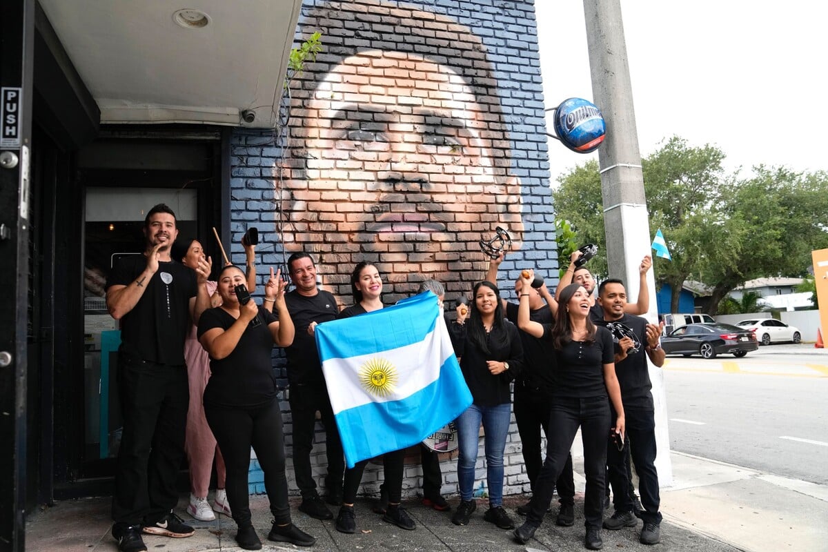 Messi bol na Floride populárny už pred prestupom. Na snímke maľba Messiho pred argentínskou reštauráciou Fiorito v Miami aj so zamestnancami podniku.