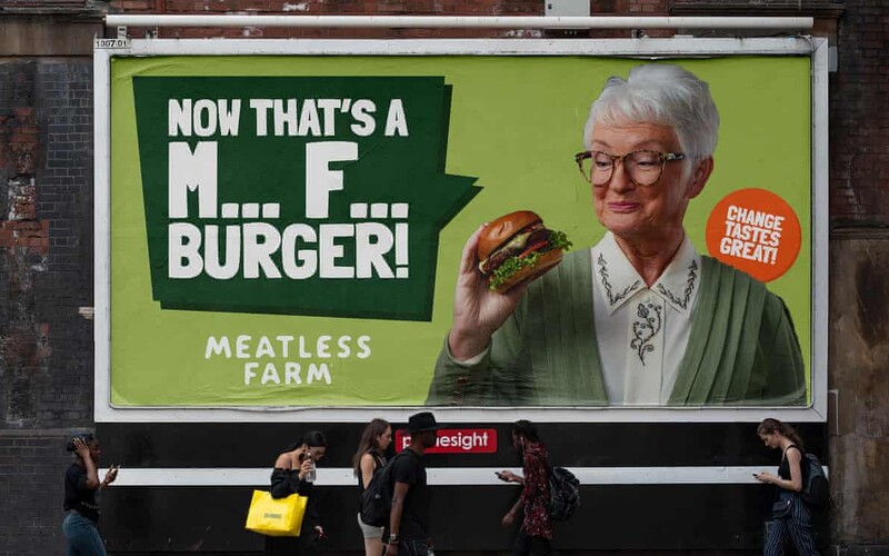 Výrobca vegánskych burgrov provokuje mäsožravcov zdanlivo vulgárnou reklamou. Za kampaň vysolil 1,6 milióna.