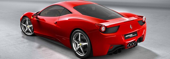 Rozmazlený milionářův syn podpálil své Ferrari v naději, že mu otec koupí novější model