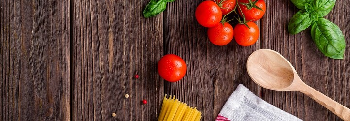 Baculatá blogerka napodobuje outfity celebrit pomocí jídla. Vyrábí je ze svých oblíbených pokrmů