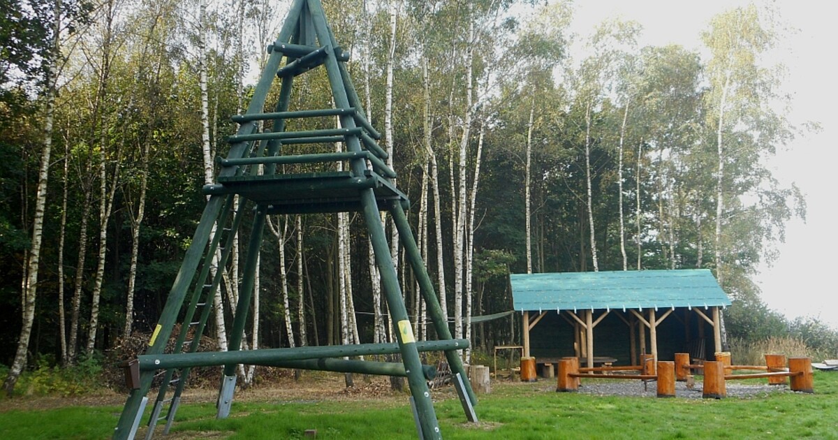 Neštěstí na rozhledně na Děčínsku. Zřítilo se z ní sedm dětí, mají vážná zranění