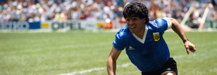 Dres, v ktorom Diego Maradona strelil gól rukou, sa predal za neuveriteľných 9,28 milióna dolárov. Ide o svetový rekord