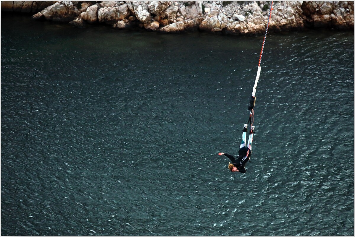 Z neďalekého Maslenického mosta sa dá skočiť bungee jumping. 