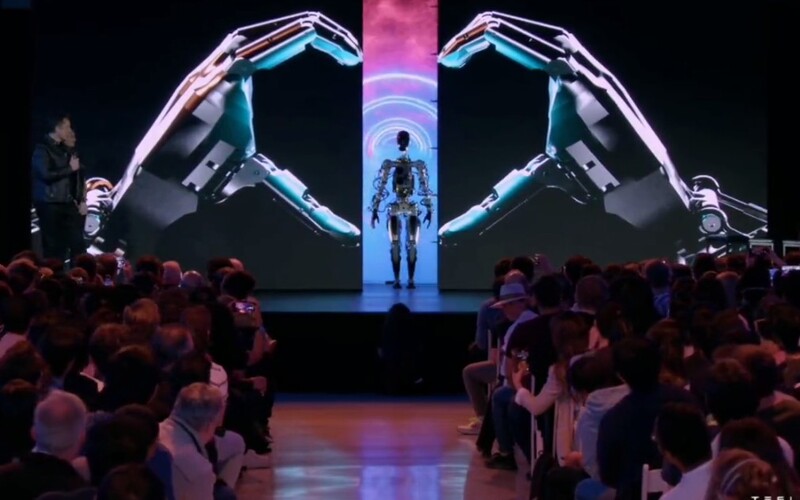 Elon Musk predstavil humanoidného robota Optimus. Roboty raz nahradia aj sexuálneho partnera, vraví miliardár.