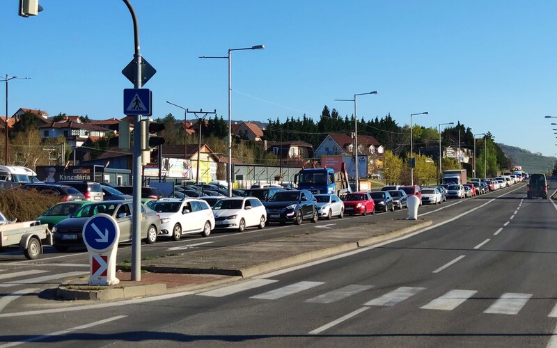 Sleduj, ako na Slovensku kolabuje doprava kvôli policajným kontrolám. Na hraniciach okresu si niekde postojíš dlhé hodiny.