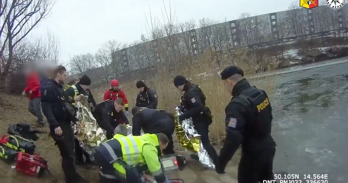 VIDEO: Hrdinové v Praze skočili do ledové vody, aby zachránili chlapce. Policie jim poděkovala