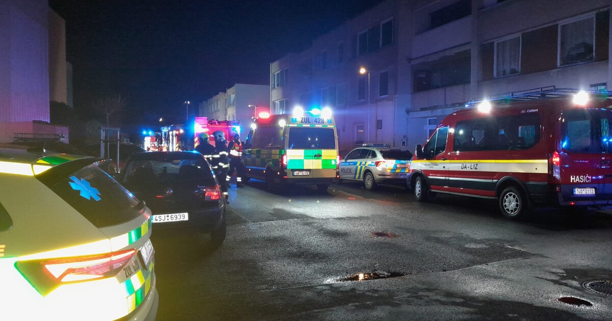FOTO: Na Lounsku hořel bytový dům. Incident si vyžádal 15 zraněných