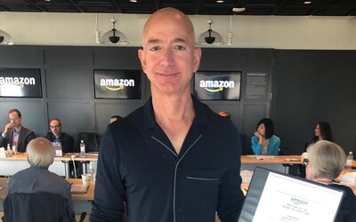 Keď poletí Jeff Bezos do vesmíru, nesmie sa vrátiť naspäť na Zem, žiadajú tisíce ľudí v petícii.