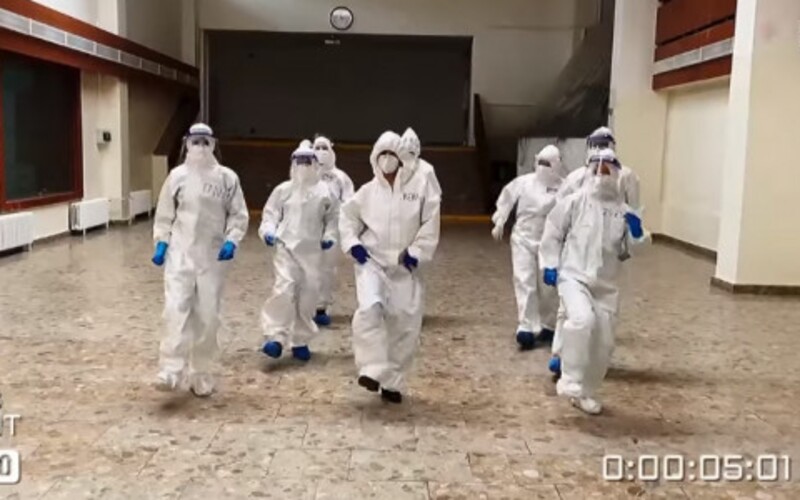 VIDEO: Bratislavskí zdravotníci si počas skríningu nacvičili chytľavý tanček, ktorý je hitom sociálnych sietí.