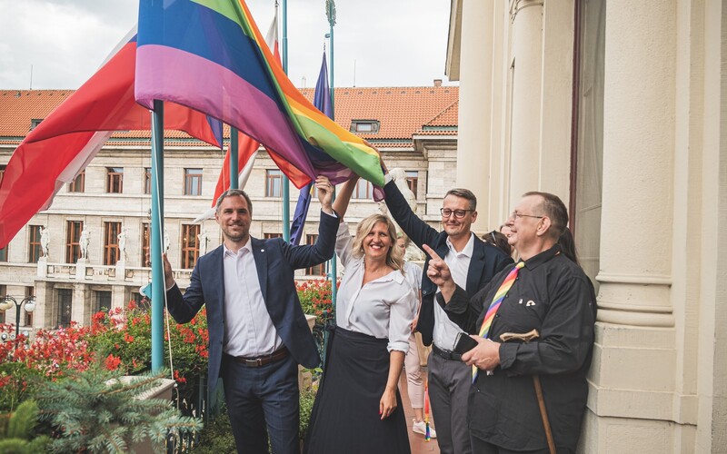 Praha v barvách duhy. Pražský magistrát na počest Prague Pridu vyvěsil duhovou vlajku.