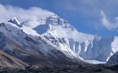 Velkolepý pohled: Ukrajinská horolezkyně podruhé pokořila Everest, vztyčila tam vlajku Ukrajiny.
