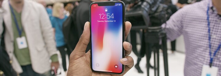 Oprava iPhonu X môže stáť ako starší model. Len výmena rozbitého OLED displeja vyjde okolo 300 eur