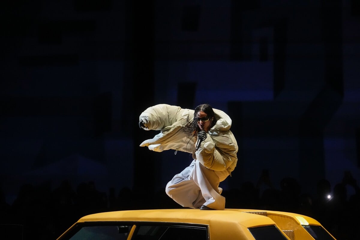 Speváčka Rosalía odštartovala prehliadku Louis Vuitton živým vystúpením zo strechy auta. 