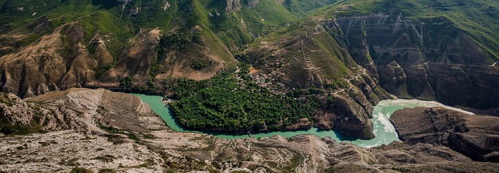 VIDEO: Dívky se houpaly nad nejhlubší propastí v Evropě, v dvoukilometrové výšce se roztrhly řetězy, které je držely