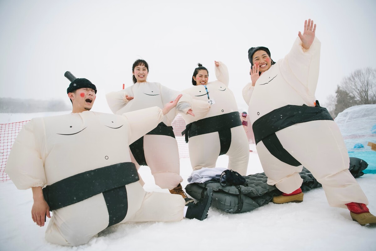 Účastníci Red Bull Jump & Freeze v Nagane, Japonsko, 20. marec 2022.