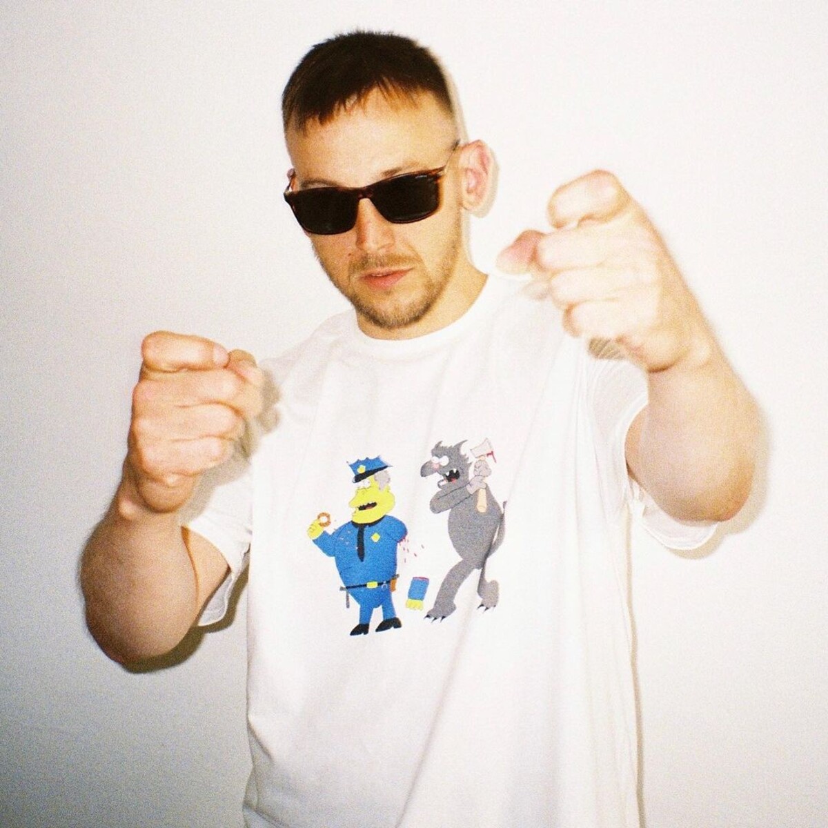 Český raper Hugo Toxxx v tričku z kolekcie Freak Clothing x Wizard Bambino.