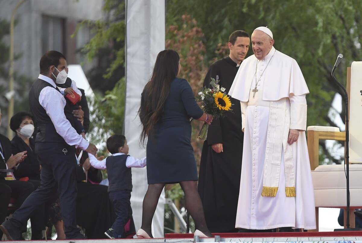 Pápež František prijíma kvety na Luníku IX v Košiciach.