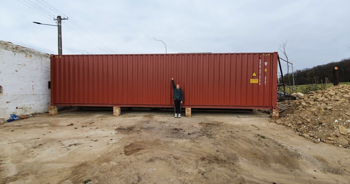 Dvě Češky si samy postavily domek z kontejneru. Zvládne to každý a levně, říkají „holky, které staví“ Eva a Anička