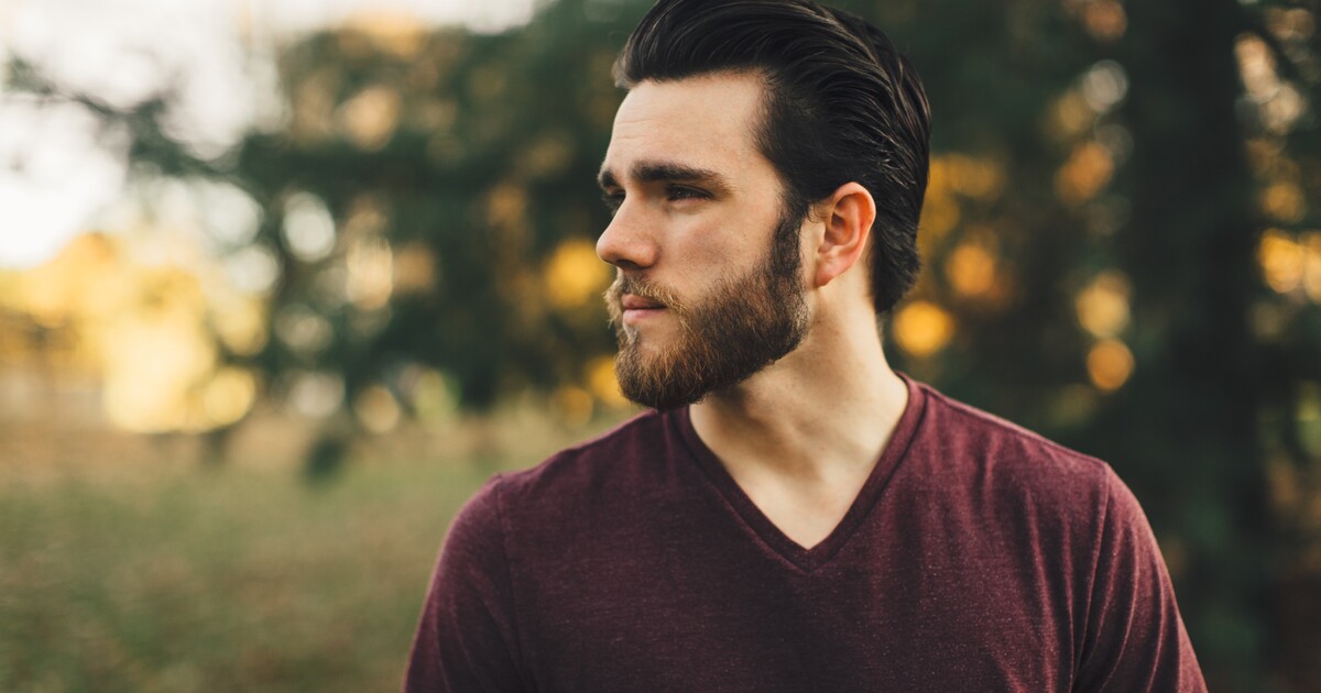 Vyjadřování emocí u mužů se často vnímá jako slabost, vytváří se tím na ně tlak