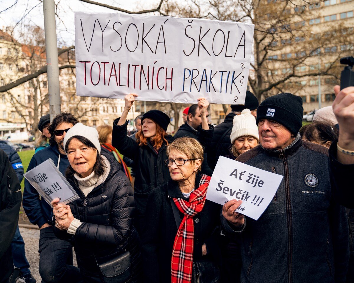 Demonstrace za rezignaci děkana Národohospodářské fakulty VŠE Miroslava Ševčíka.