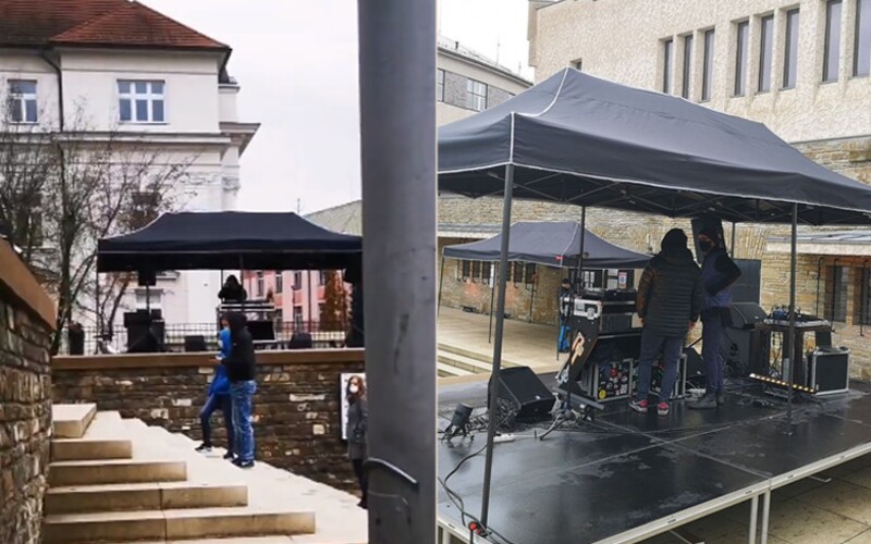 V Žiline testovanie spríjemňuje DJ na provizórnom koncerte. Keď ťa otestujú, môžeš si vychutnať výstavu.