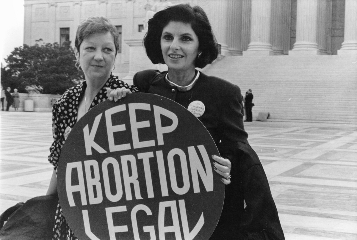Ilustračná fotografia – Norma McCorvey alias Jane Roe (vľavo) vedľa svojej advokátky Glorie Allred, keď sa Najvyšší súd USA v roku 1989 zaoberal  prípadným zrušením práva na interrupcie z roku 1973.