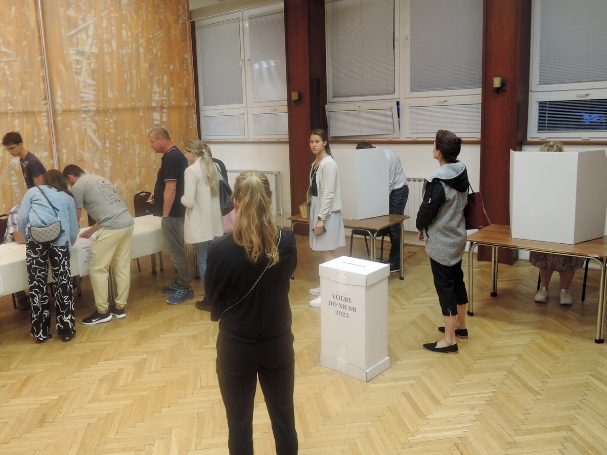 Na snímke voliči vo volebnej miestnosti v bratislavskej Záhorskej Bystrici.