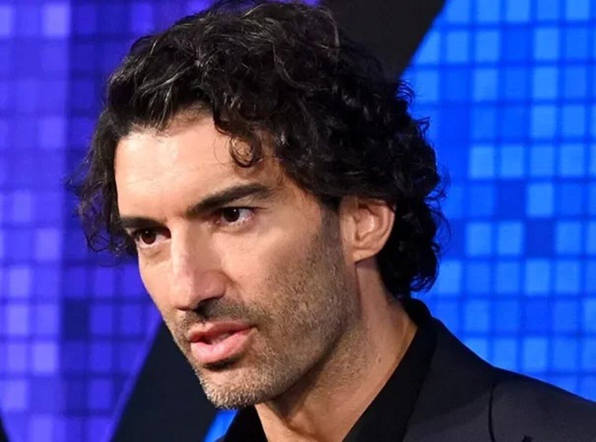 Na fotografii Justin Baldoni.