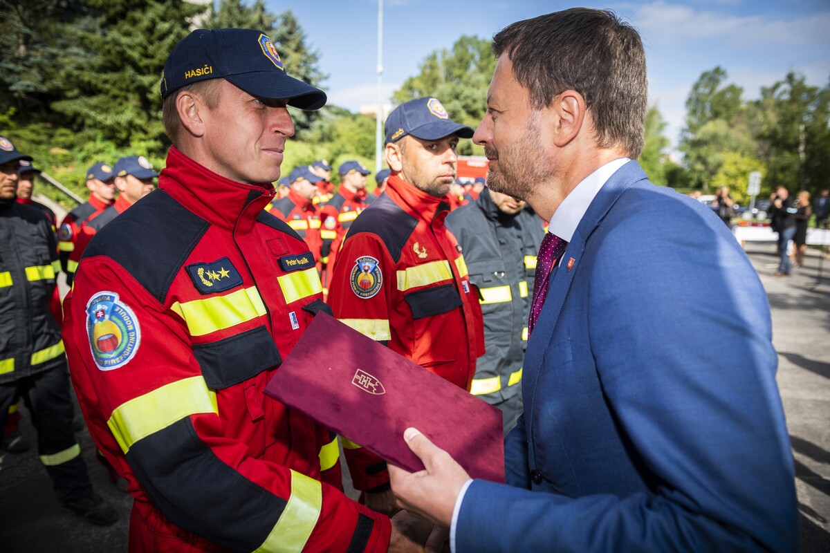 Na snímke prvý zľava veliteľ modulu hasenia požiarov Peter Kovalík a ostatní členovia Hasičského a záchranného zboru, ktorí zasahovali pri lesných požiaroch v Grécku, počas stretnutia s predsedom vlády SR Eduardom Hegerom (vpravo) v Bratislave 18. augusta 2021.