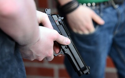 Muž v Plzni pokáral kašlajícího na zastávce. Ten mu začal vyhrožovat pistolí.