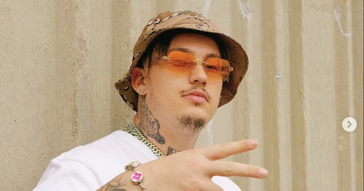 Jihoafrický rapper Costa Titch zemřel krátce poté, co zkolaboval přímo na pódiu. Bylo mu 28 let