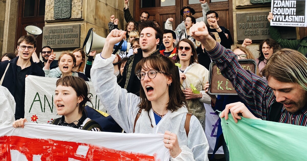 „Na mrtvé planetě není vyrovnaný státní rozpočet.“ Studenti v Praze okupují prostor před ministerstvem