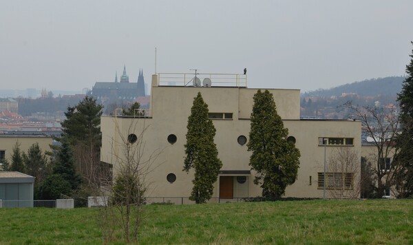 Tato funkcionalistická rodinná vila se nachází na pražské&nbsp;Hanspaulce.&nbsp;Která slavná filmová herečka v ní žila? Prozradíme ti, že úspěch slavila hlavně v druhé polovině 40. let minulého století.