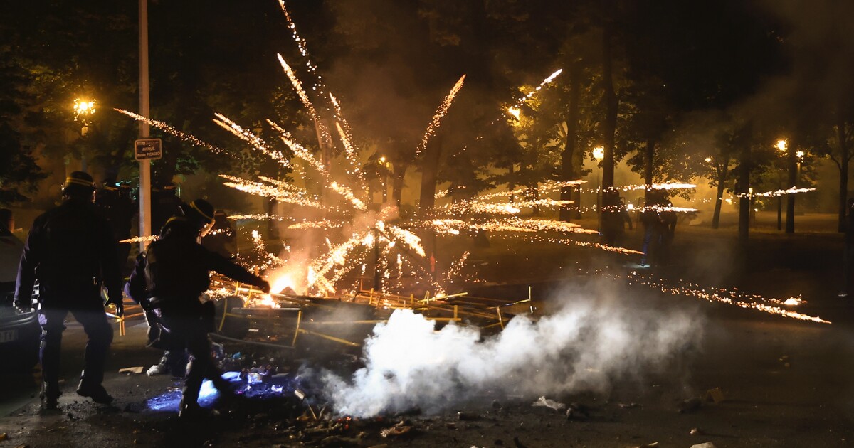 Video: Francie je v plamenech. Policie už zadržela 667 osob, Macron se vrací ze summitu