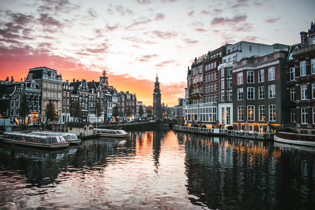 Vedel si, že hlavné mesto Holandska má viac kanálov ako Benátky?