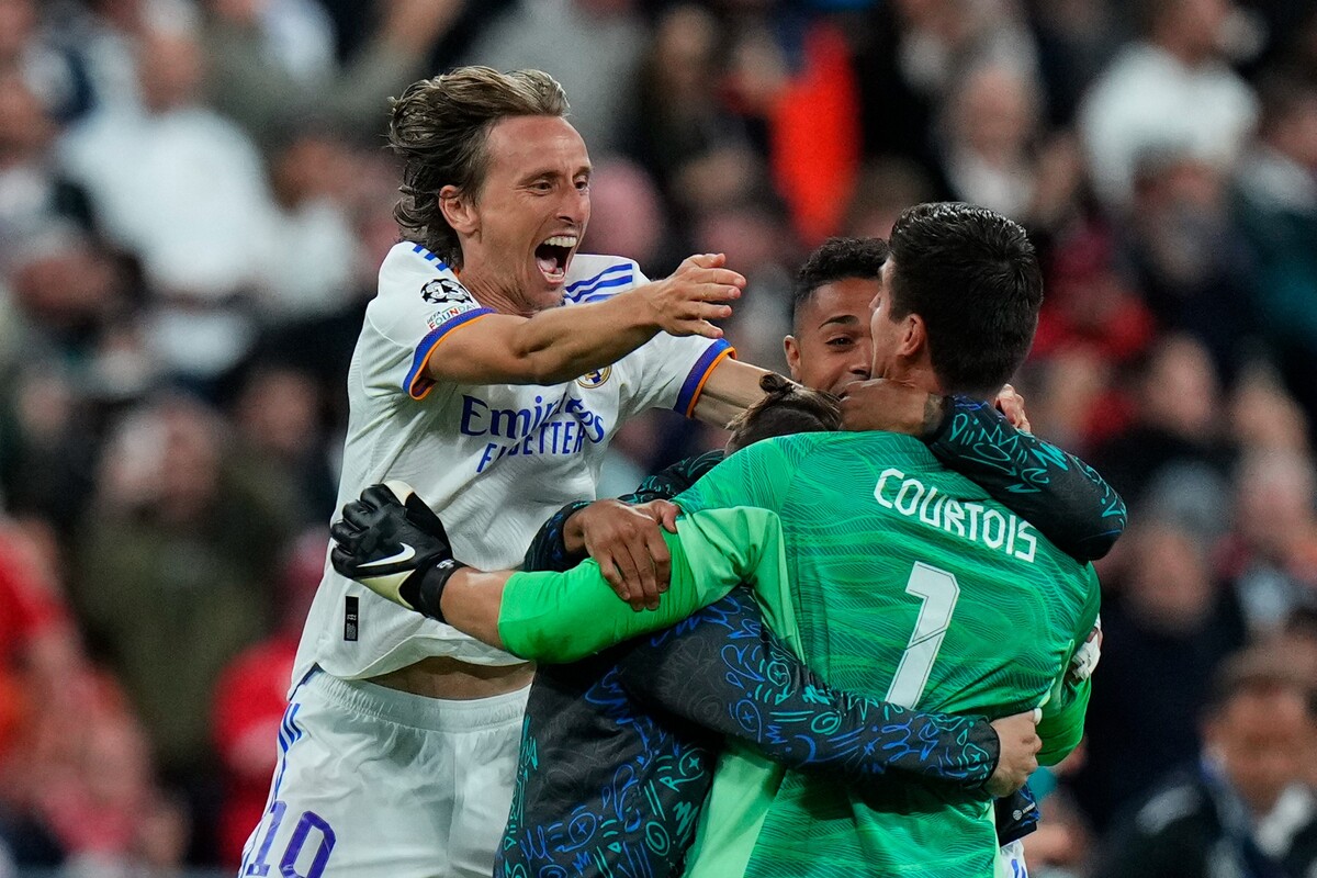 Na snímke brankár Thibaut Courtois z Realu Madrid sa teší so spoluhráčom Lukom Modričom po víťazstve vo finálovom zápase Ligy majstrov FC Liverpool – Real Madrid 28. mája 2022 na štadióne Stade de France v Paríži.