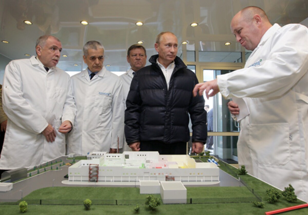 Vladimir Putin si v roku 2010 spolu s Jevgenijom Prigožinom prezerá maketu vývarone školských jedál od vlastnej firmy Concord.