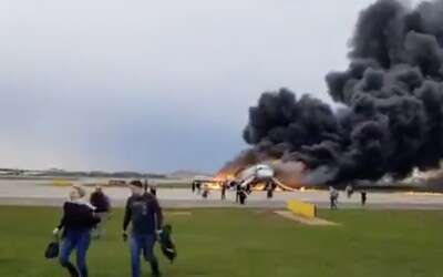 Tragédiu v ruskom lietadle mohlo prežiť viac ľudí, keby si ostatní nezachraňovali batožinu