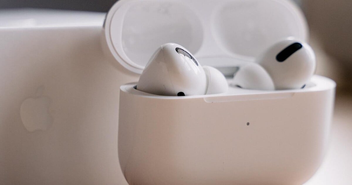 Žena si zapomněla sluchátka v letadle. Vystopovala je do domu jednoho z pracovníků letiště