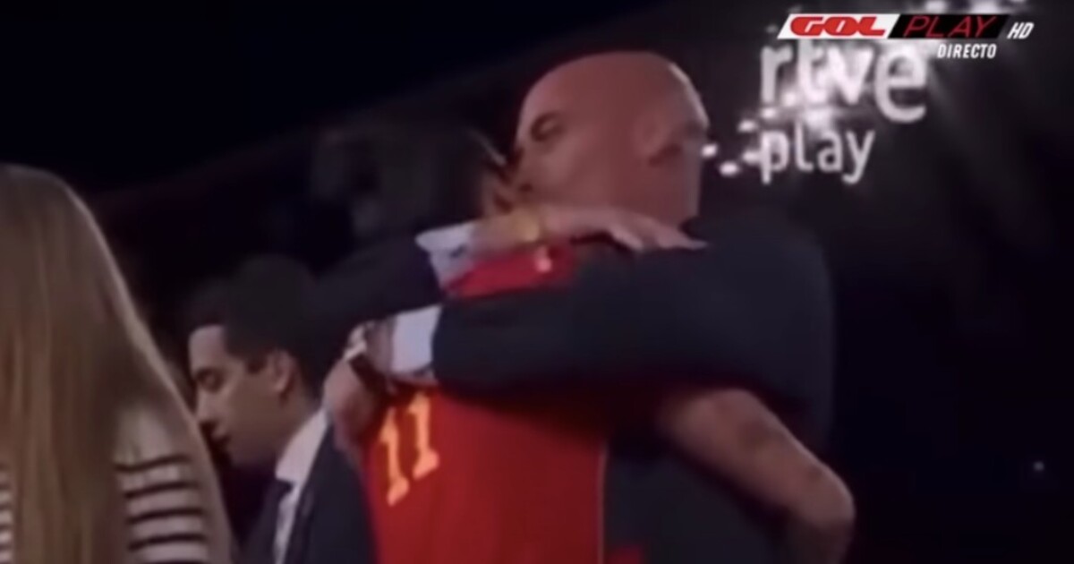 FIFA suspendovala prezidenta španělské fotbalové federace poté, co políbil hráčku na ústa bez jejího souhlasu